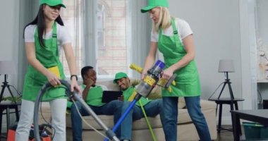 Güzel, pozitif, çalışkan iki kadın temizlikçi, erkek, çok ırklı meslektaşlarının onlara yardım etmemesinden değil tablet cihazından bir şeyler izleyip birlikte eğlenmelerinden memnun değiller.