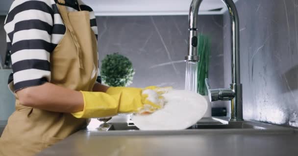 厨房里戴着黄色橡胶手套的女性小手在洗白菜，这很平常 — 图库视频影像
