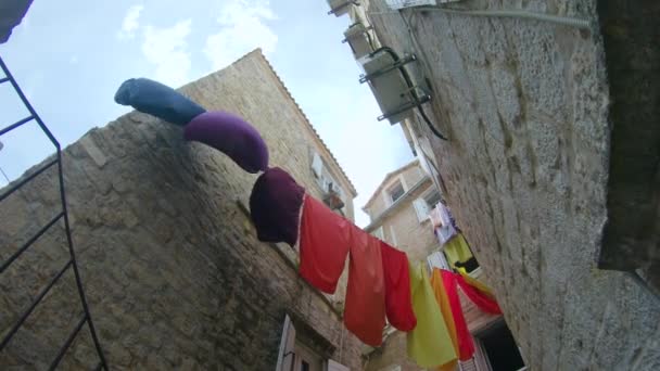 Las estrechas calles del casco antiguo - láminas de colores lavadas secas en las estrechas calles de Montenegro — Vídeos de Stock