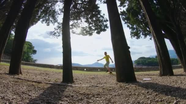 Wanita ceria berlari dan melompat dengan anaknya di taman saat matahari terbenam. Gaya hidup. Diluar — Stok Video