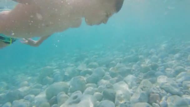 Nurkowanie dzieci. Słodki 7-8 letni chłopiec pływać pod wodą. Plaża i morze letnie wakacje z dziećmi — Wideo stockowe