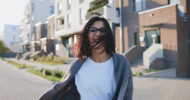 Porträtt av vackra unga kaukasiska kvinna promenader på stadens gata, poserar på kameran med vackra leende på urban bakgrund. Utomhus, livsstil — Stockvideo