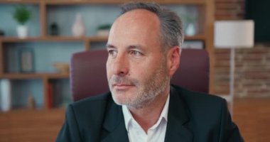 Yakın plan iş portresi. Yakışıklı, olgun, orta yaşlı iş adamı kameraya bakıyor. Yüz portresi üst düzey yönetici, girişimci, şirket lideri.