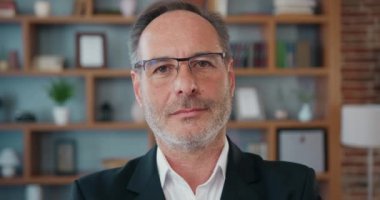 Ofiste duran kameraya bakan kendine güvenen bir iş adamı. Sakallı bir ofis çalışanı. Keyfi yerinde. İnsan portreleri.