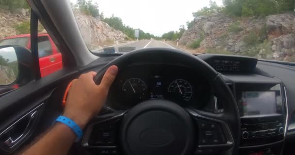 Közelkép egy férfi felnőtt férfi autójának vezetéséről, aki kormánykereket tart, miközben autóval utazik Horvátországban — Stock videók