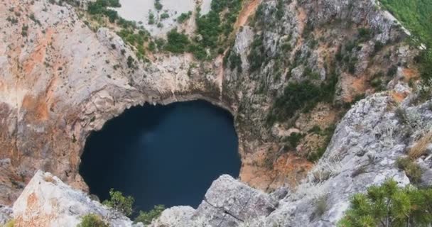 Wunderschöner Karst Roter See Crveno jezero in Kroatien. Klippen und Wald — Stockvideo