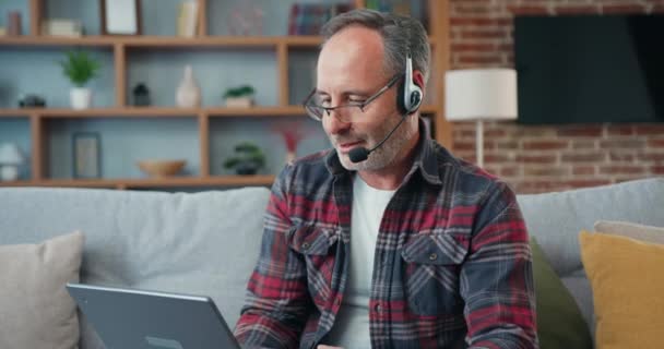 Feliz caucasiano velho do sexo masculino ter uma conversa amigável on-line no computador falando olhando para webcam usando a tecnologia moderna em casa. — Vídeo de Stock