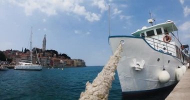 Eski Rovinj kasabasının liman yatının arka planına yakın plan görüntüsü. Adriyatik denizi, Istria, Hırvatistan