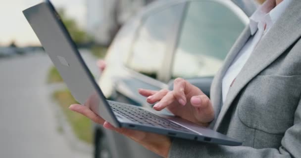 Close Weibliche Hände Finger Tippen Auf Tastatur Tastatur Laptop Computer — Stockvideo