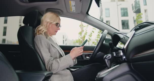 Idade Média Motorista Mulher Negócios Roupas Elegantes Mensagens Texto Verificar — Vídeo de Stock