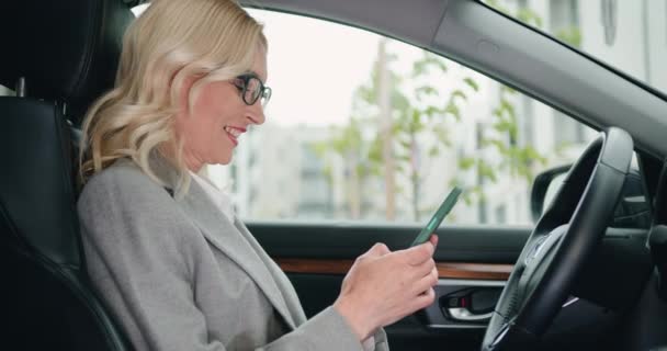 Arabada Otururken Gülümseyen Sarışın Kadın Sohbet Ediyor Video Veya Fotoğraf — Stok video