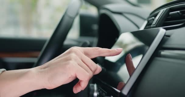 在车内使用触摸屏的妇女的近距离射击手在触摸屏控制台上设置导航 慢动作 — 图库视频影像