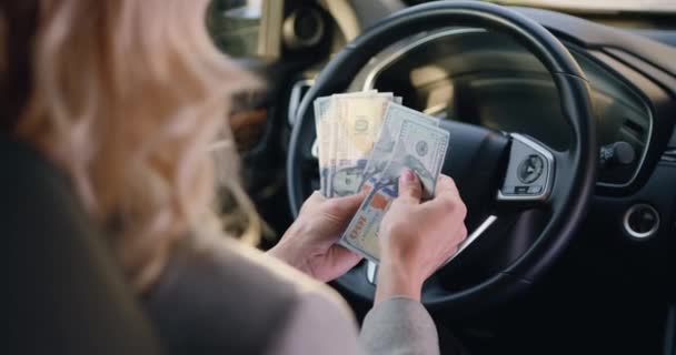 Close Mãos Femininas Atrás Volante Carro Luxo Contando Lucros Financeiros — Vídeo de Stock