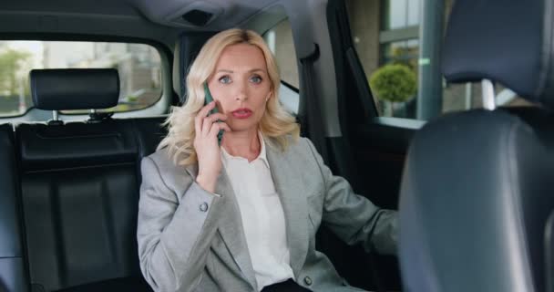 Volwassen Zakenvrouw Zit Achterbank Van Auto Praten Mobiele Telefoon Vrolijke — Stockvideo