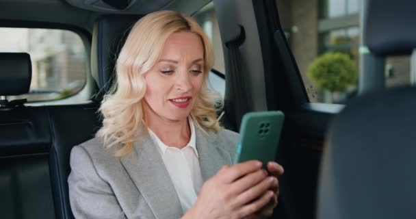 Professionele Zakenvrouw Schrijven Bericht Chatten Smartphone Moderne Auto Mooie Dame — Stockvideo