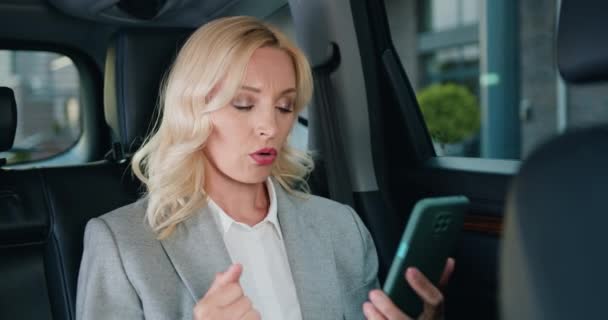 Egy Középkorú Öltönyös Videóhívással Beszél Kocsiban Ülő Mobiltelefonján Üzletasszony Amely — Stock videók