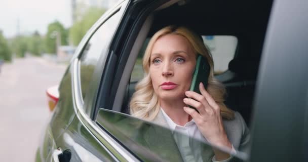 Hermosa Mujer Rubia Turista Viajando Taxi Coche Personal Hablando Teléfono — Vídeos de Stock