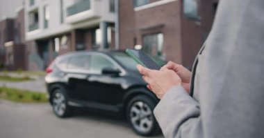 Kadın el kameralarını kapatın, ekranda yazın, sosyal ağda sohbet edin, mesaj yazın, açık havada mobil cihaz uygulamalarına göz atın. Yavaş çekim