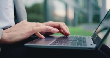 Kapalı kapılar ardında dizüstü bilgisayar kullanarak sokakta kalan başarılı iş kadınının elleri. Yavaş çekim.