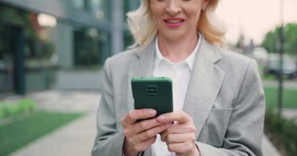 Zbliżenie Widok Kobiecych Rąk Przy Użyciu Smartfona Ulicy Poważna Bizneswoman — Wideo stockowe