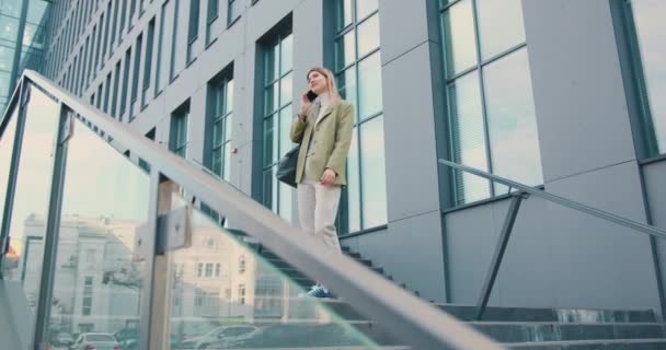 Attraktive Junge Kaukasische Frau Die Die Treppe Hinuntergeht Und Auf — Stockvideo