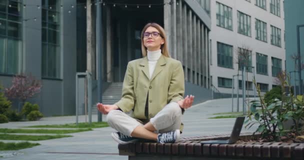 Empresária Atraente Relaxante Meditando Perto Edifício Escritórios Moderno Menina Bonita — Vídeo de Stock