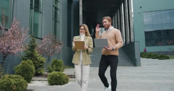 Colegas Trabalho Jovem Positivo Mulher Roupas Casuais Inteligentes Andando Juntos — Vídeo de Stock