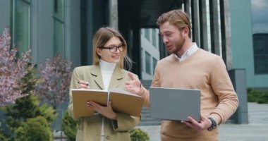 Genç çift bir arada duruyor ve dışarıda iş görüşmesi yapıyorlar. Üniversite arkadaşları ve ciddi iş konuşmaları arasında bir tartışma. Yavaş çekim.