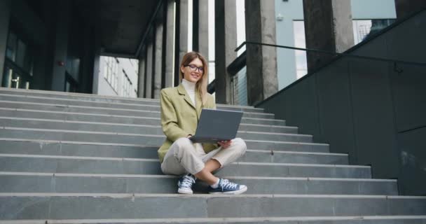 Porträtt Glada Unga Affärskvinna Som Arbetar Online Med Laptop Sitter — Stockvideo