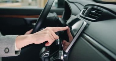 Modern arabanın navigasyon sistemine bir adres girerken kadın el sürücüsünü kapatın. Kadın el, araba monitöründe navigasyona dokunuyor. Yavaş çekim