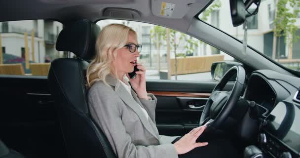 Atrakcyjna Stylowa Kobieta Siedząca Samochodzie Ubrana Formalne Ubrania Okulary Rozmawiająca — Wideo stockowe