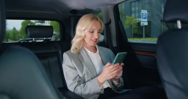 Arabasının Arka Koltuğunda Akıllı Telefonu Olan Resmi Giysili Beyaz Bir — Stok video