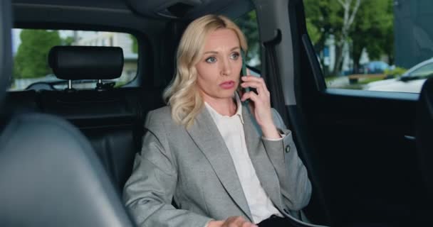Добре Виглядає Кавказька Річна Бізнес Леді Розмовляє Мобільному Телефону Сидячи — стокове відео