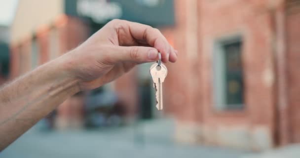 Kapalı Çekimde Yeni Bir Evin Anahtarını Tutuyor Yavaş Çekim — Stok video