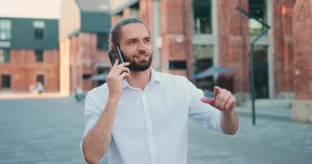 Porträtt Stilig Man Mobiltelefon Prata Gatan Koncentrerad Skäggig Man Vit — Stockvideo