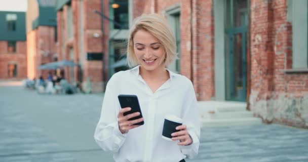 Glückliche Blonde Geschäftsfrau Weißen Hemd Surft Auf Dem Smartphone Internet — Stockvideo