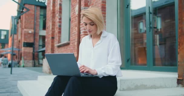 Młoda Bizneswoman Siedząca Schodach Pracująca Laptopie Miejskim Tle Ulicy Atrakcyjna — Wideo stockowe
