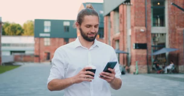 Веселий Бородатий Бізнесмен Йде Вулицею Смс Повідомлення Перегляд Соціальної Мережі — стокове відео