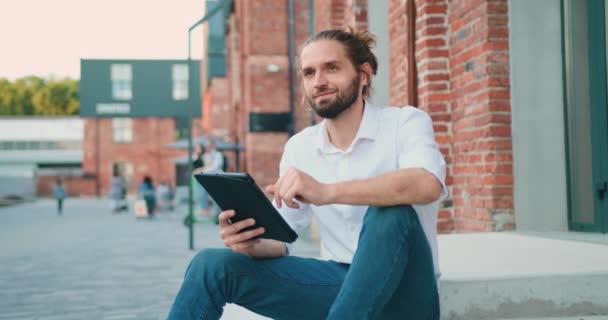 Młody Biznesmen Usiądzie Schodach Skorzysta Tabletu Cyfrowego Świeżym Powietrzu Pracownik — Wideo stockowe