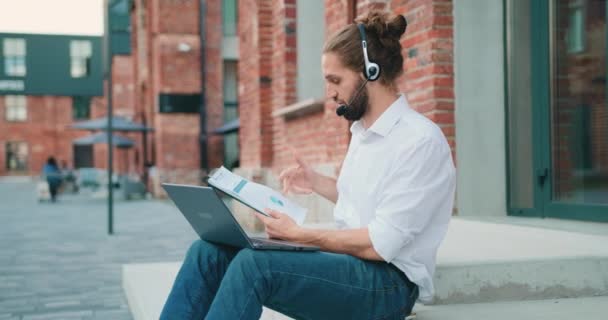 Grave Uomo Affari Mezza Età Che Video Chat Online Sul — Video Stock