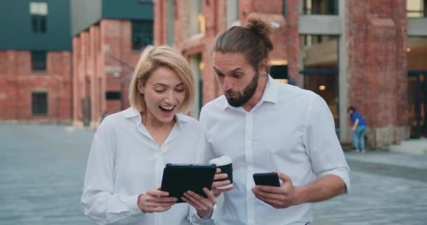Genç Mutlu Bir Çift Dizüstü Bilgisayara Bakıyor Dışarıda Iyi Haberlerle — Stok video