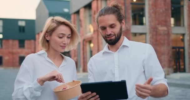 Geschäftspartner Fuß Bärtiger Mann Mit Laptop Blonde Frau Die Salat — Stockvideo