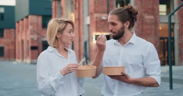 Atrakcyjna Kobieta Mężczyzna Rozmawiają Jedzą Sałatkę Pracy Świeżym Powietrzu Zwolniony — Wideo stockowe