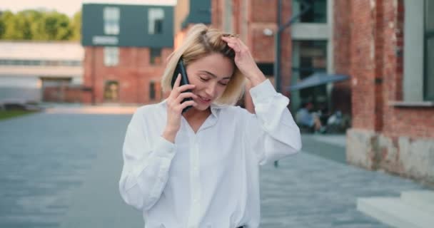 Retrato Mulher Negócios Bonita Positiva Camisa Branca Falando Smartphone Livre — Vídeo de Stock