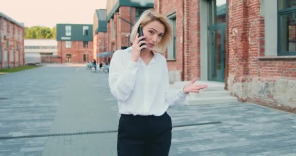 Succesvolle Zakenvrouw Wit Shirt Spreekt Mobiele Telefoon Het Centrum Mooie — Stockvideo