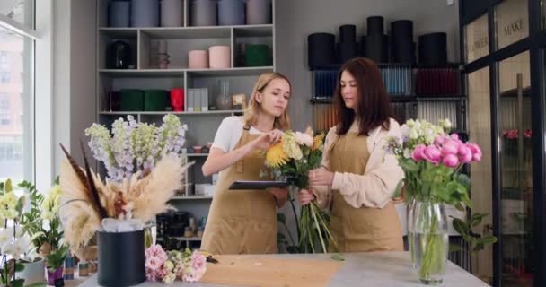 Two Young Female Florist Working Browsing Tablet Floral Shop Woman — Stockvideo