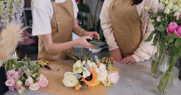 Two Young Woman Florist Working Flower Shop Cheerful Female Florist — Αρχείο Βίντεο