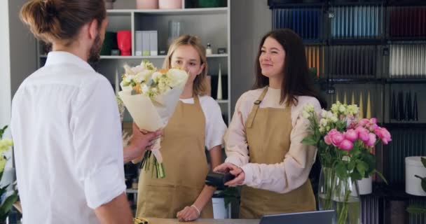 Floristinnen Schenken Einem Kunden Ihrem Eigenen Blumengeschäft Einen Schönen Strauß — Stockvideo