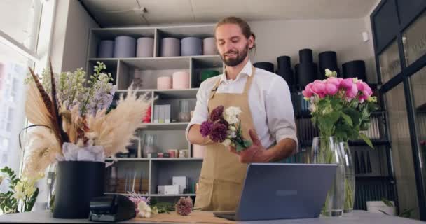 Hombre Propietario Tienda Flores Empresario Hacer Una Hermosa Composición Floristería — Vídeo de stock