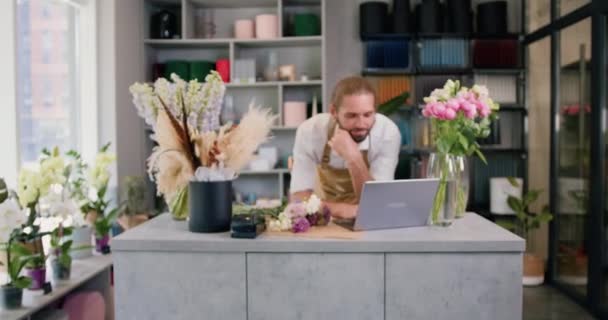 Caucasian Bearded Male Owner Florists Shop Working Laptop Looking Camera — Αρχείο Βίντεο